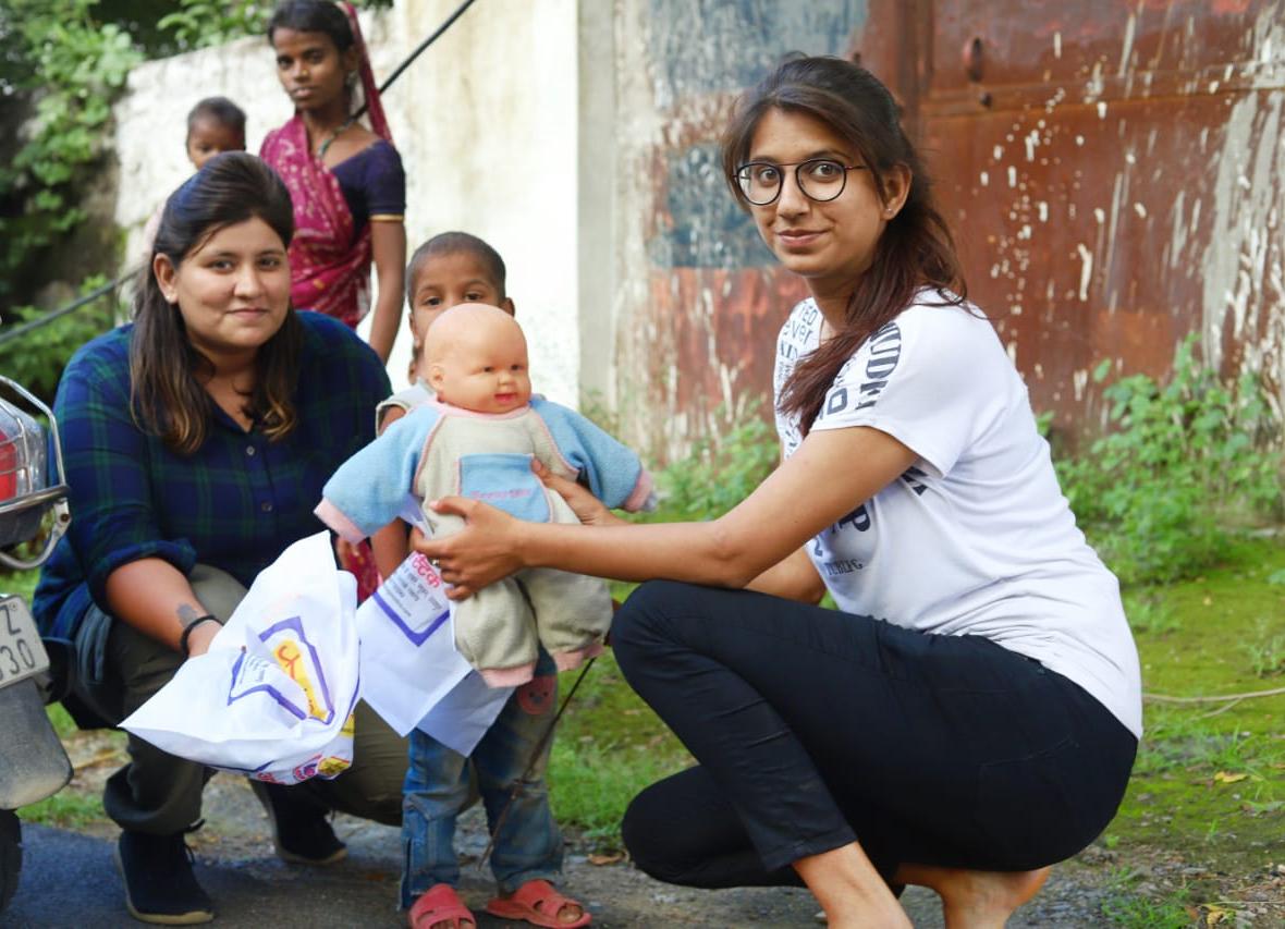  चेहरों पर मुस्कान लाने का प्रयास