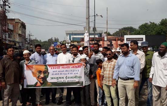 अनुशासित रैली में विद्यार्थियों ने बांटे महात्मा गांधी के प्रेरक वाक्य