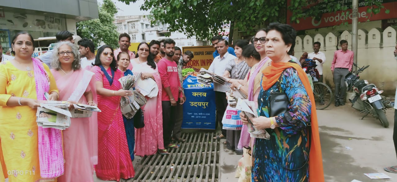 इनरव्हील क्लब ने बांटी ५०० कपडे की थैलियंा