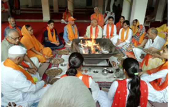 “परमात्मा ने मानव शरीर यज्ञ करने तथा यज्ञ से शुद्ध प्राणवायु का दान करने के लिये दिया हैः आचार्य उमेशचन्द्र कुलश्रेष्ठ”