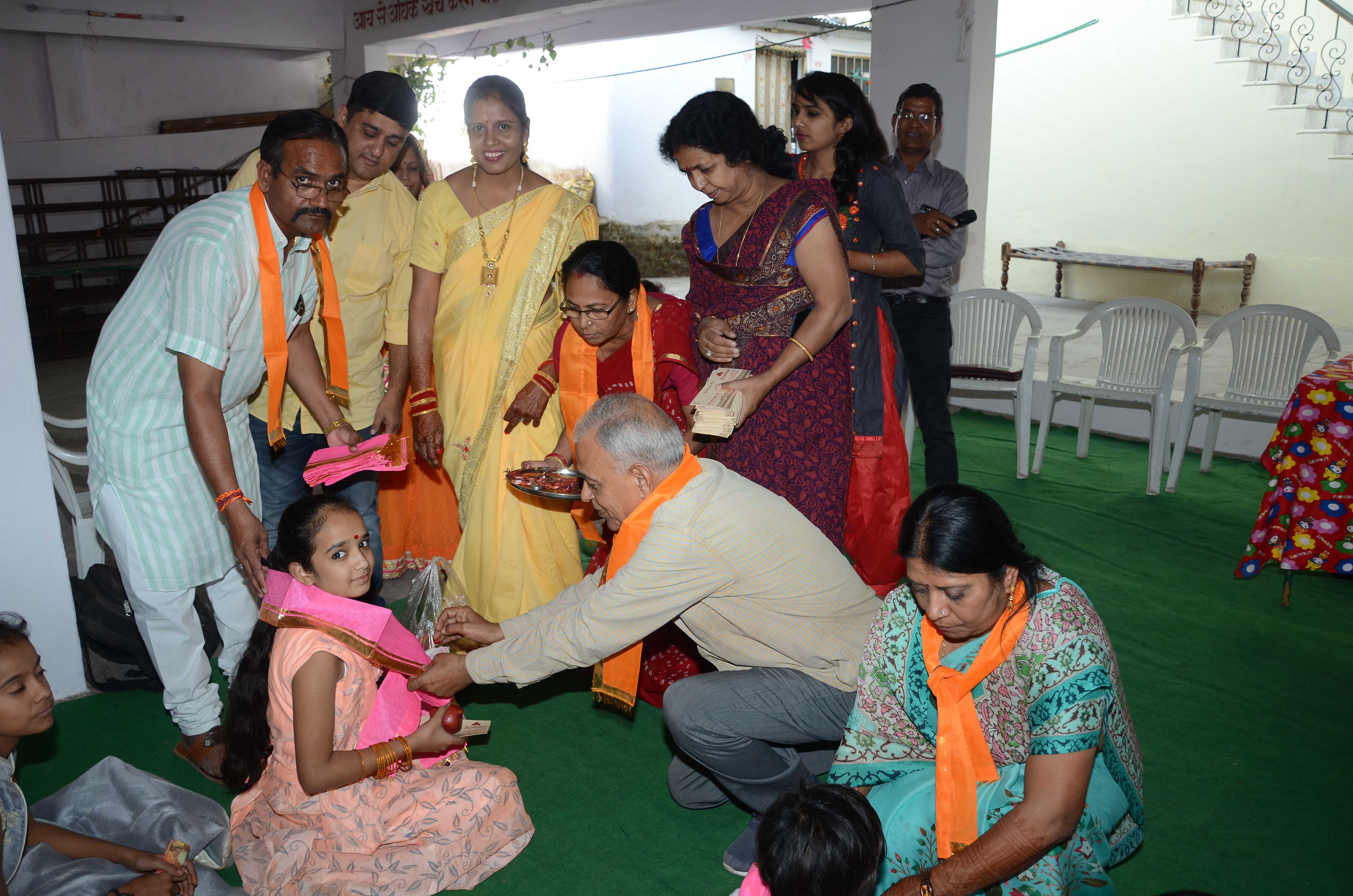 कन्या पूजन समारोह आयोजित कन्या पूजन की परम्परा आदिकाल से सुदृढ भारत का आधार