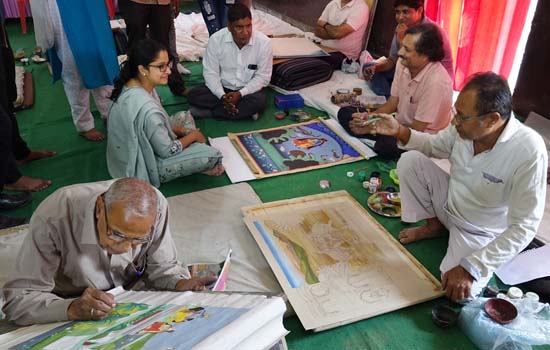 मेवाड़,नाथद्वारा,पिछवाई के चित्रकार फलक पर उतार रहे हैं बूंदी शैली के चित्र