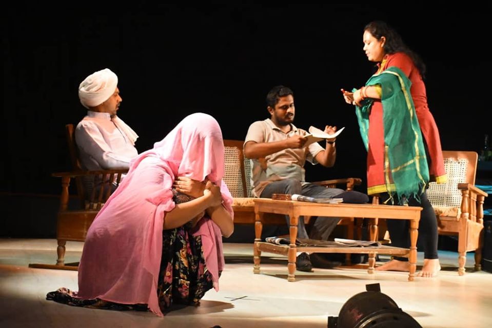 उड़ीसा के चौथे बहुभाषीय नाट्य समारोह में उदयपुर के कलाकारों ने किया नाटक ‘कमला’ का मंचन