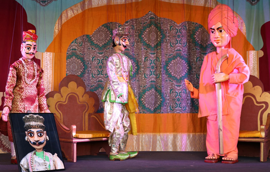 तीन पुतुल नाटकों की शानदार प्रस्तुतियाँ