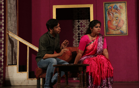 नाटक स्नेहाधीन ने बिखेरे पारिवारिक रिश्तों के रंग 