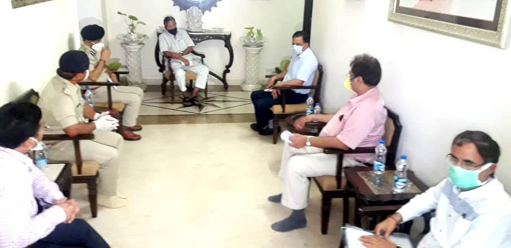 यूडीएच मंत्री ने अधिकारियों की बैठक लेकर कोरोना रोकथाम की समीक्षा