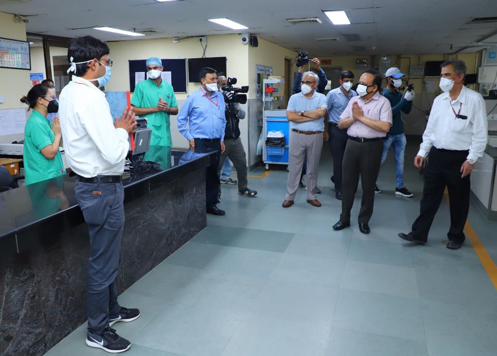 Dr. Harsh Vardhan takes stock of the preparedness of AIIMS Trauma Centre: Dedicated COVID-19 hospital.