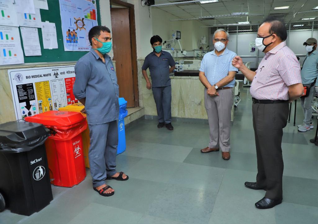 डॉ. हर्ष वर्धन ने कोविड के विशेष अस्पताल-एम्स ट्रामा सेंटर की तैयारियों का जायजा लिया,रोबोट कर रहें है रोगियों की मदद