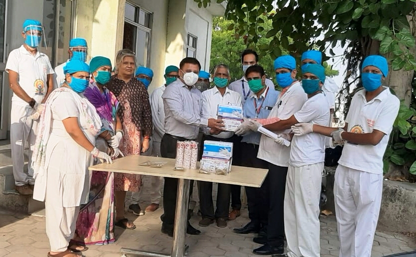 एसबीआई के उपमहाप्रबंधक ने कोरोना कर्मवीरों को दिए सुरक्षा किट