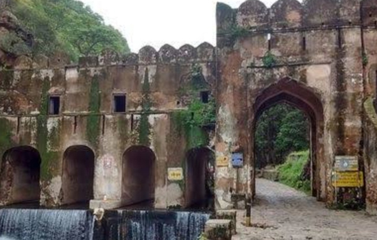 पहाड़ी श्रंखला से घिरा विकट दुर्ग रणथम्भोर