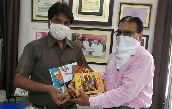 भारतेंदु हरिश्चन्द्र जयंती पर पुस्तकालय को डॉ. सिंघल ने भेंट की किताबें