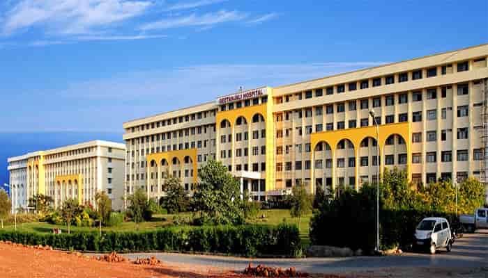 मात्र 2.4 किलो के नवजात शिशु की दुर्लभ पायी जाने वाली बीमारी की हुई सफल जटिल सर्जरी