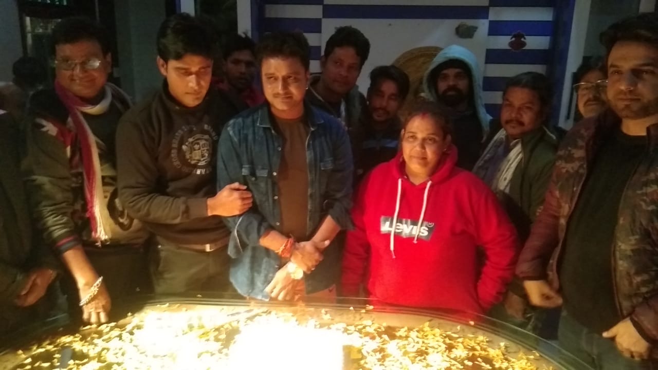 अमरीश सिंह ने तीन बहुरानियां के सेट पर मनाया जन्‍मदिन, मांगा फिल्‍म के लिए आशीर्वाद