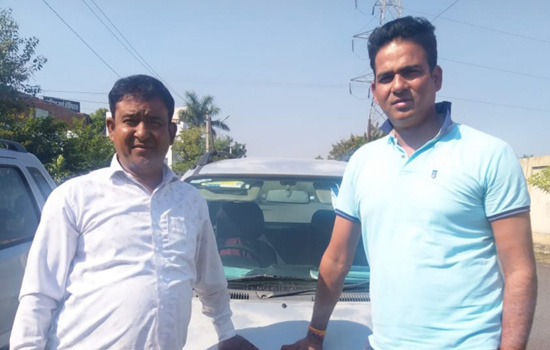 गुरु देवेंद्र शर्मा और उनके बड़े भाई बड़े आसान तरीके से सिखाते है कार ड्राइविंग    
