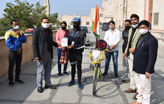 साईक्लिस्ट भीखाराम चाहर को जिला कलक्टर ने यात्रा के लिए दी शुभकामनाएं