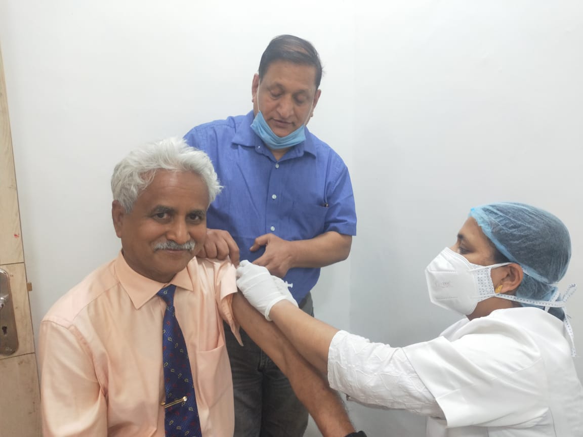 सुविवि के कुलपति प्रो सिंह ने लगवाई कोरोना वैक्सीन