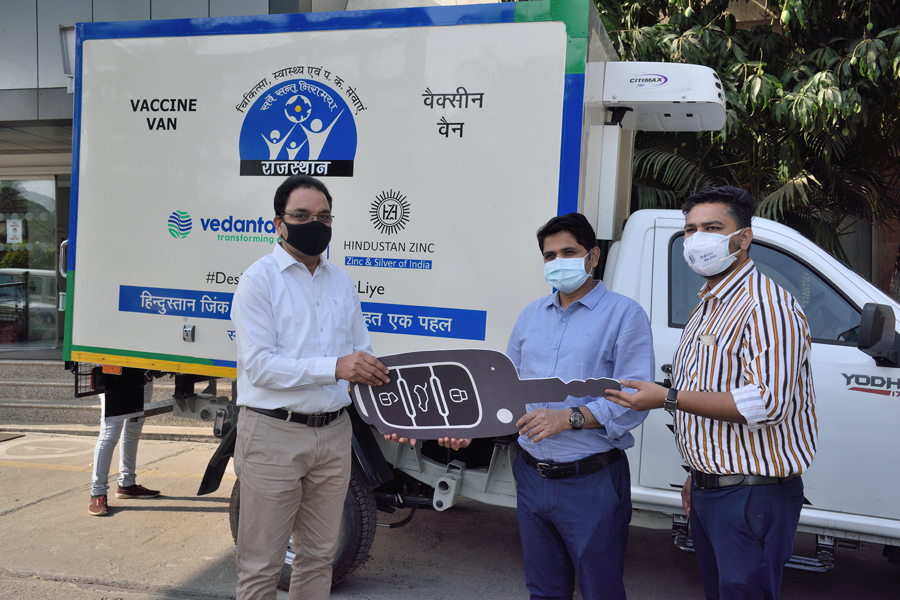हिंदुस्तान जिंक ने चिकित्सा विभाग को इंस्यूलेटेड वैक्सीन वैन की भेंट