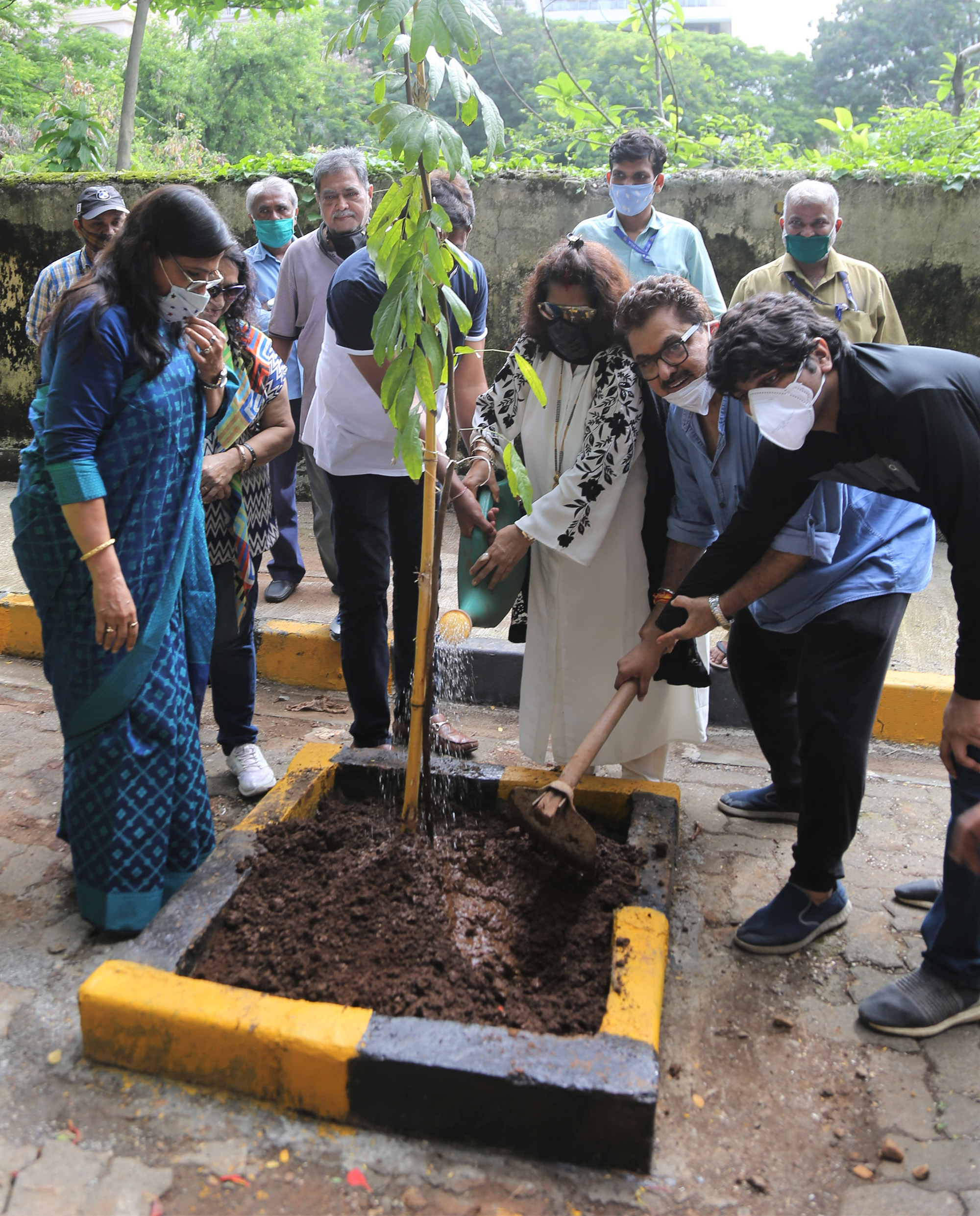 Bappi Lahiri, Chitrani Lahiri,  Sudha Singh & Ashoke Pandit adopt a tree in the name of BMC’s ‘Be A Tree Parent’ MEGA Vriksha Campaign