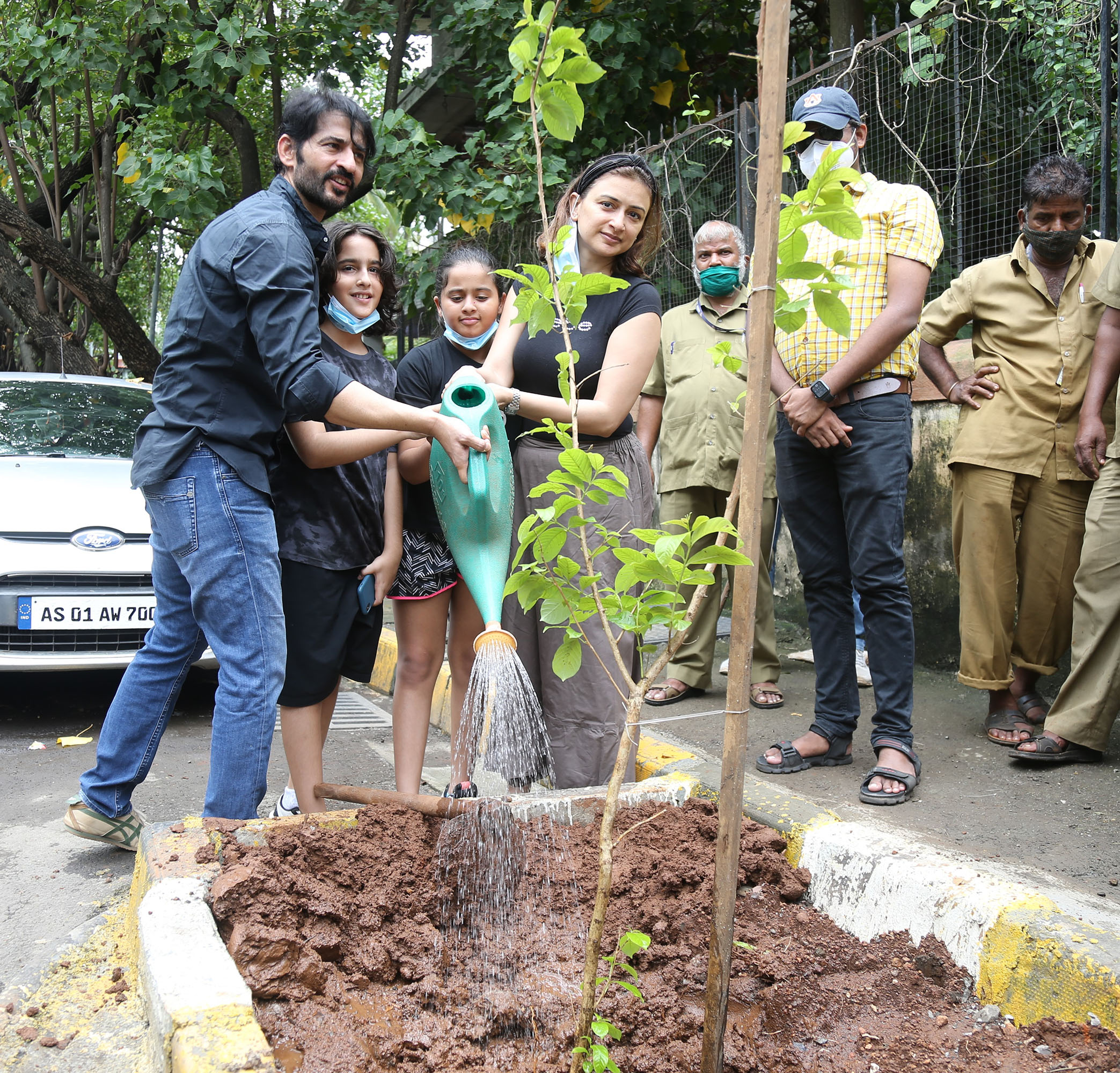 Hiten Tejwani, Gauri Pradhan With Kids Katya & Nevaan Join Dr. Anusha Srinivasan Iyer, Vishvas Mote in BMC’s Be A Tree Parent MEGA Vriksha Campaign
