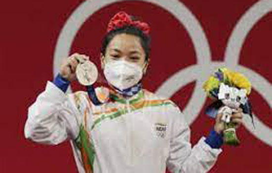 ओलंपिक रजत पदक विजेता मीराबाईं चानू का स्वदेश लौटने पर गर्मजोशी से स्वागत