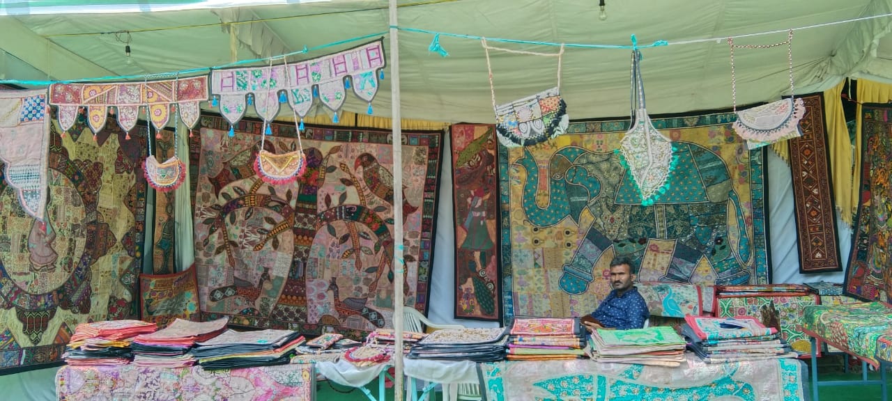 कलाकार की कला को प्रदर्शित करती 50 हजार की पेन्टिंग उपलब्ध है खादी मेले में