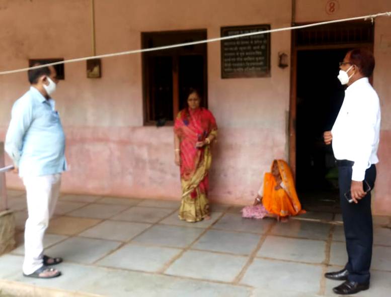 प्राधिकरण सचिव ने किया वृद्धाश्रम का दौरा