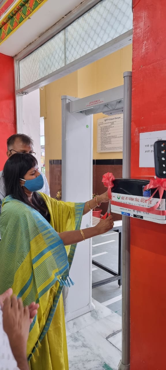 जोधपुर रेलवे स्टेशन के प्रवेश द्वार पर लगाई ऑटोमैटिक हैन्ड सेनिटाइजर मशीन