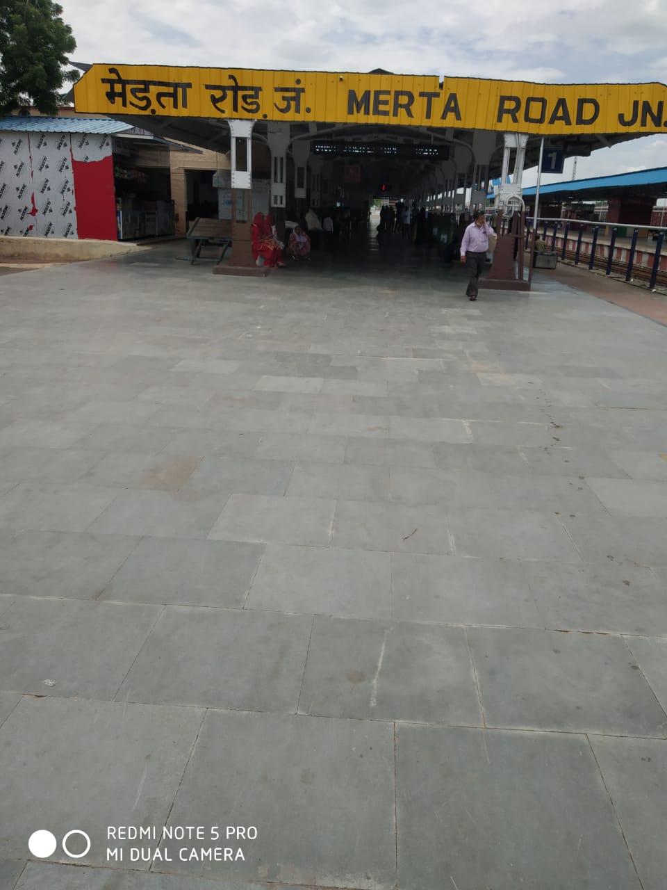 स्वछ्ह्ता पखवाड़े में की रेल परिसर , कार्यालयों व् कार्यस्थल की साफ़ सफाई 