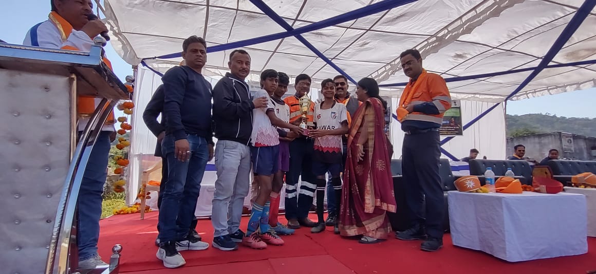 जावर में हिन्दुस्तान जिंक के सहयोग से आयोजित 65वीं जिला स्तरीय फुटबॉल टूर्नामेंट का शुभारंभ