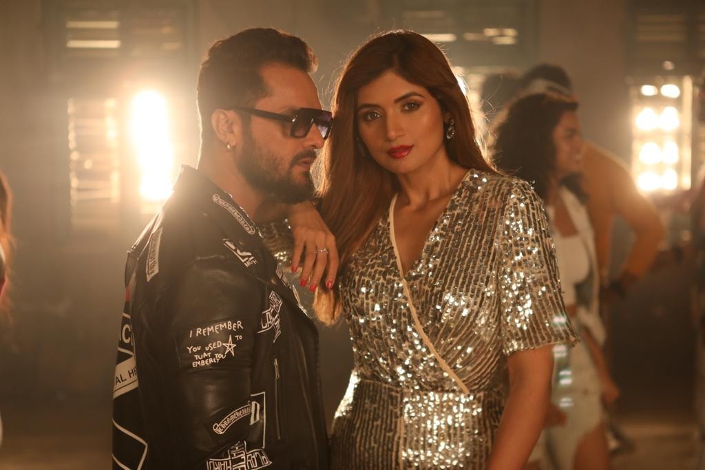 For the first time, Punjabi singer Shipra Goyal sang the Hindi song 'Romantic Raja' with Khesarilal Yadav, to be released on December 17.
