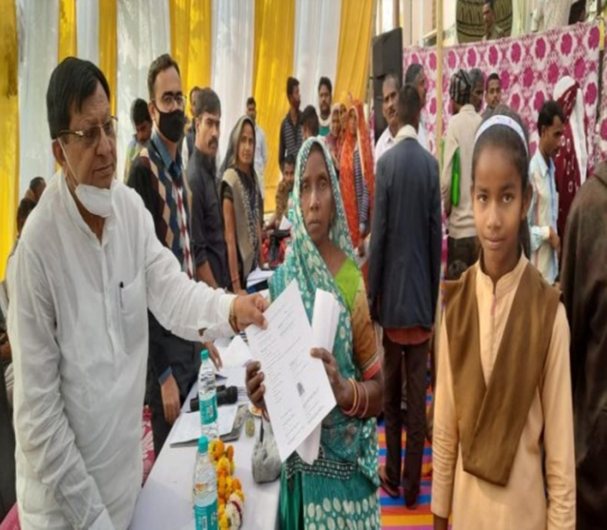 प्रशासन गांवों के संग अभियान: ब्राह्मण बरोठी शिविर में ग्रामीणों को मिली राहत