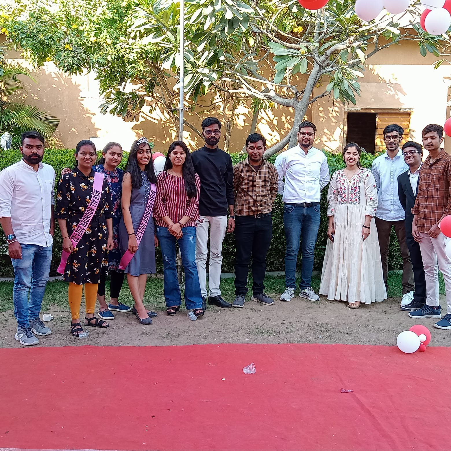वाणिज्य महाविद्यालय के बी वॉक प्रोग्राम के नवांश और खुशी मिस्टर और मिस फ्रेशर 