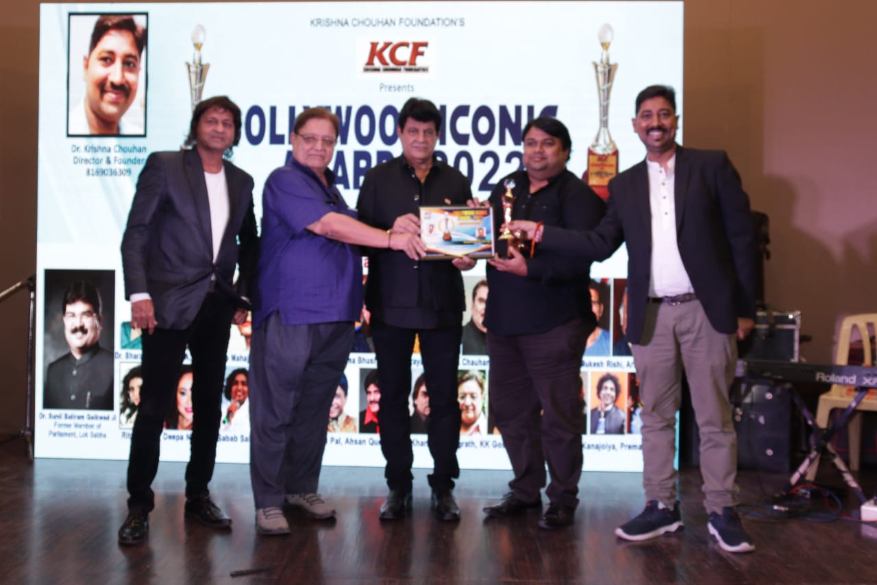 Renowned Journalist S.K. De wins Best Journalist Award at Bollywood Iconic Award 2022  