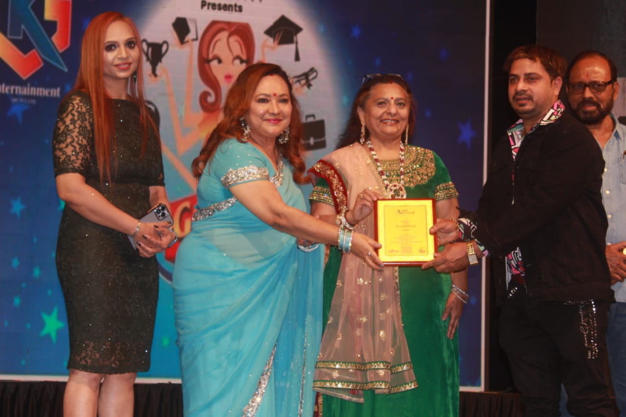Golden Girl Award for Munna Dubey by Deepa Narayan Jha