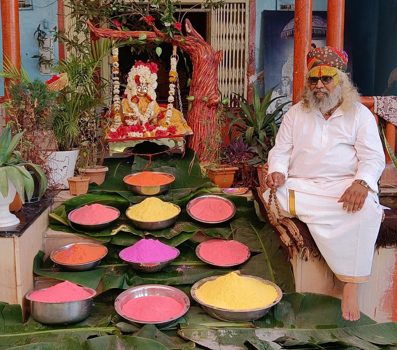 लालीवाव मठ में भगवान व गुरु संग अध्यात्मिक होरी