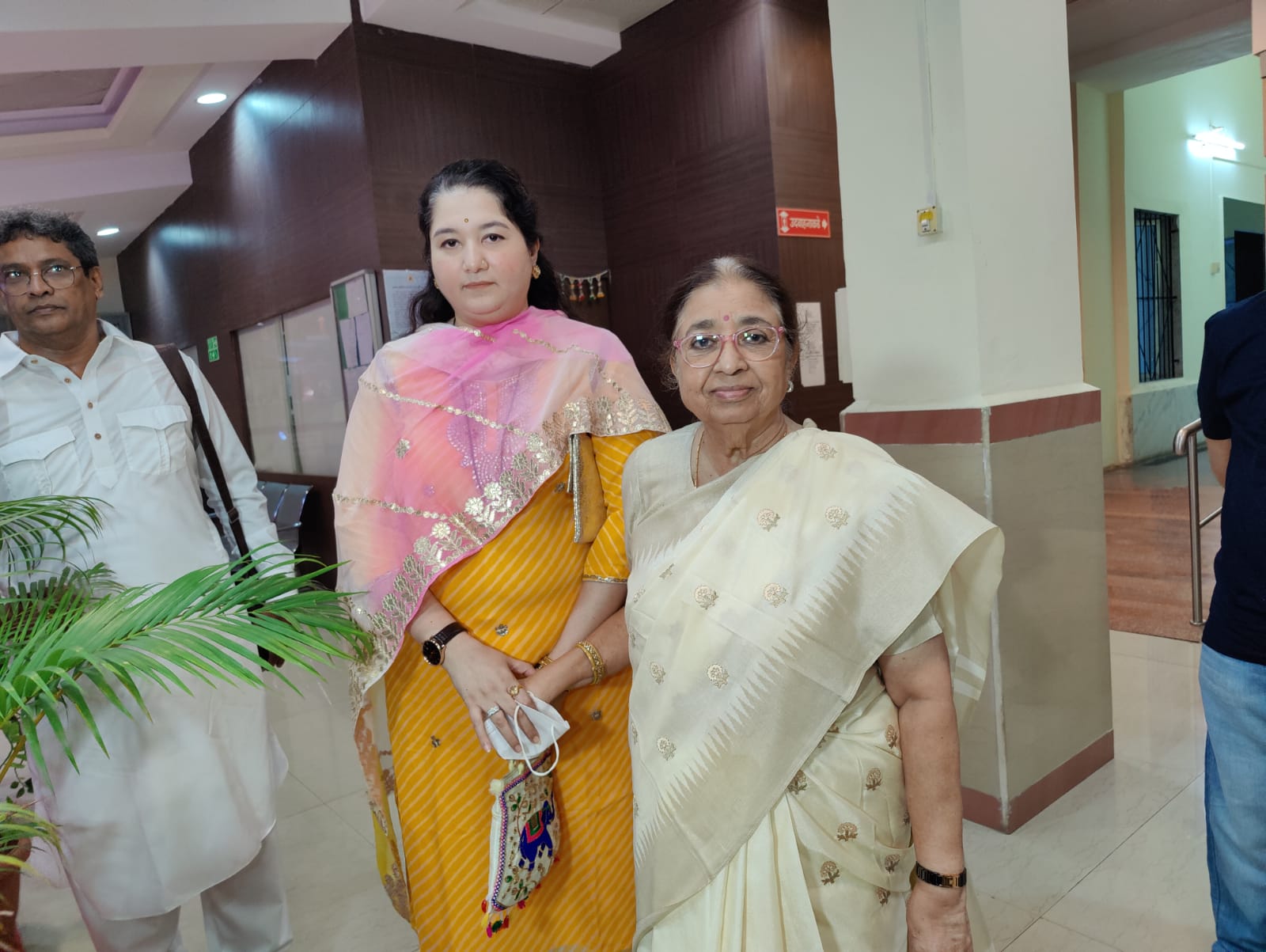 *"Now we have become orphans"- Asha Bhosle's eyes moistened!  