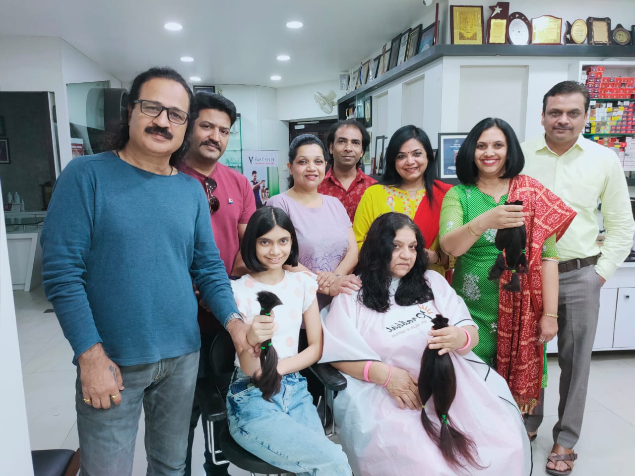 महिला दिवस पर तीन महिलाओं कैंसर रोगियों के लिये किया हेयर डोनेशन  