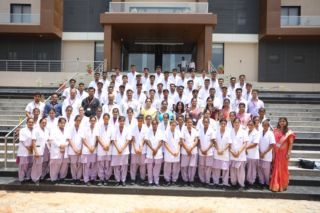 गीतांजलि कॉलेज एवं स्कूल ऑफ़ नर्सिंग ने मनाया अंतर्राष्ट्रीय नर्स दिवस एवं लैंप लाइटिंग समारोह 