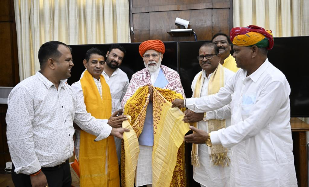 प्रधानमंत्री नरेंद्र मोदी को श्री हरि मंदिर स्वर्ण शिखर प्रतिष्ठा समारोह बेणेश्वर धाम के लिए आमंत्रण