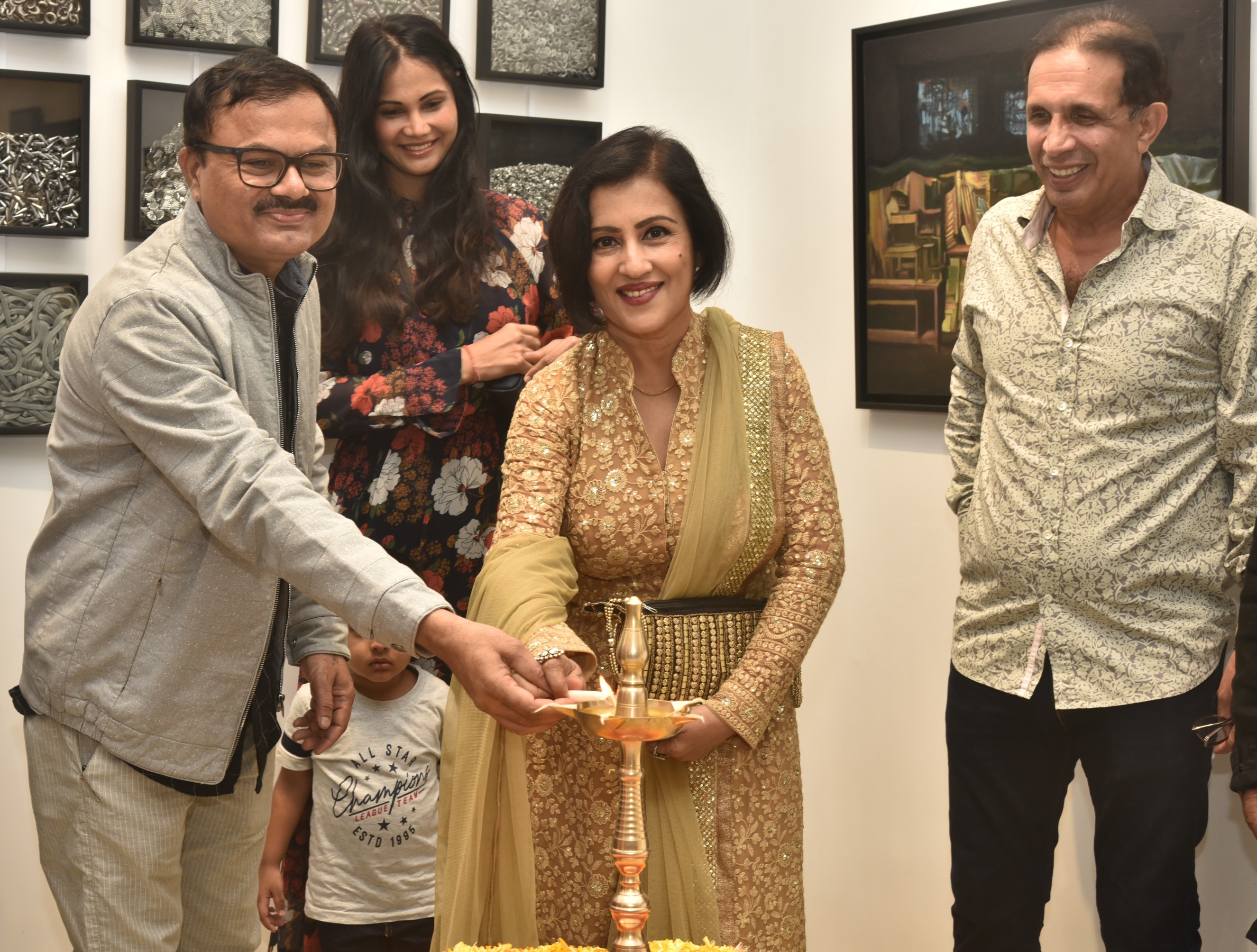 Mumbaikar Lalit Patil captures slums and immortalises their landscape in his canvas