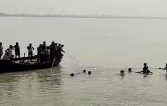 बांग्लादेश में हिंदू श्रद्धालुओं को मंदिर ले जा रही नौका पलटी