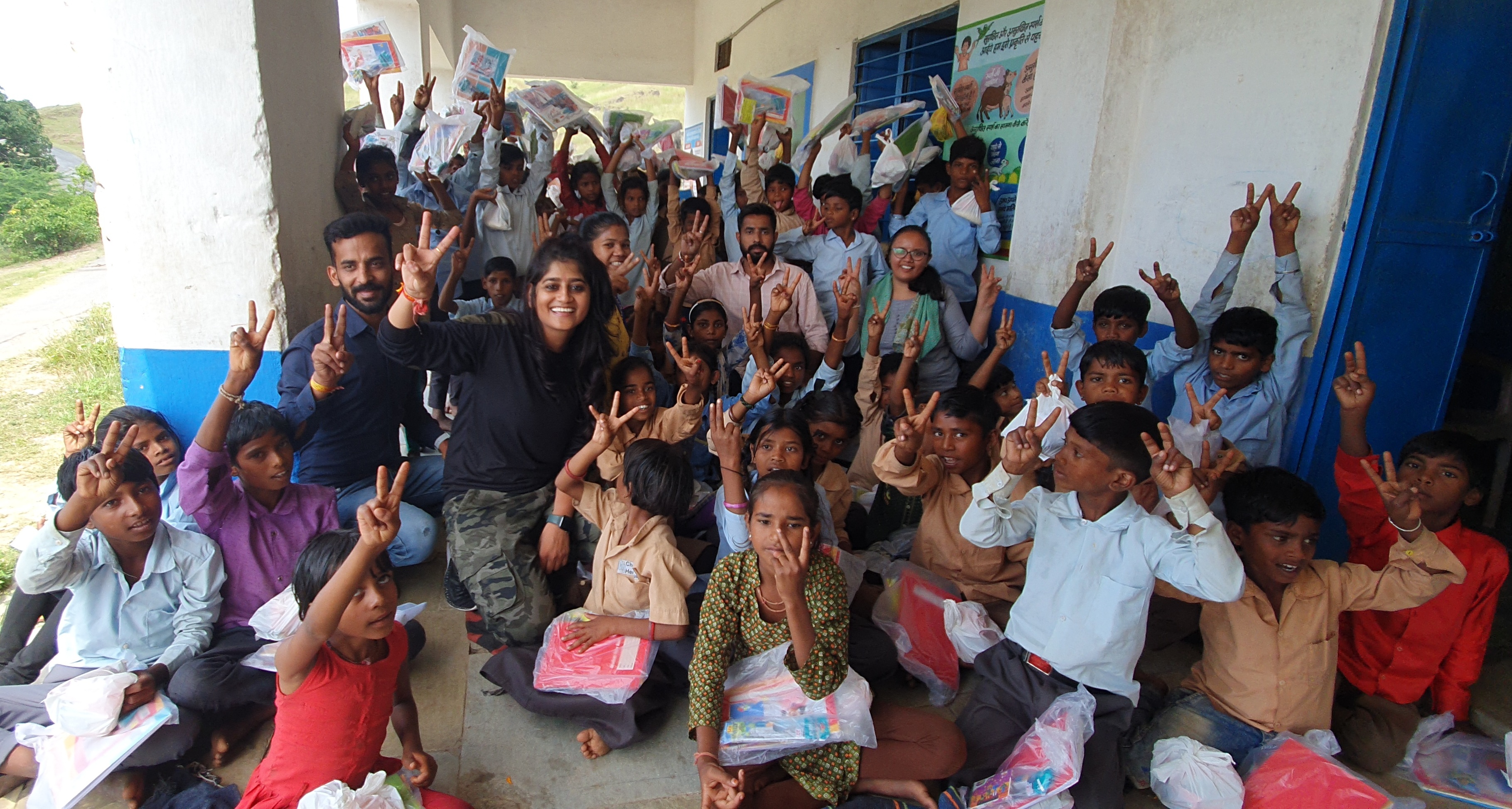 नवरात्रि पर नीम फाउण्डेशन ने बच्चों में वितरित की स्टेशनरी