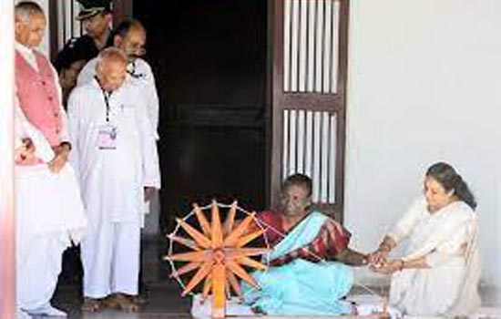 राष्ट्रपति मुर्मू ने साबरमती आश्रम में महात्मा गांधी को श्रद्धांजलि अर्पित की
