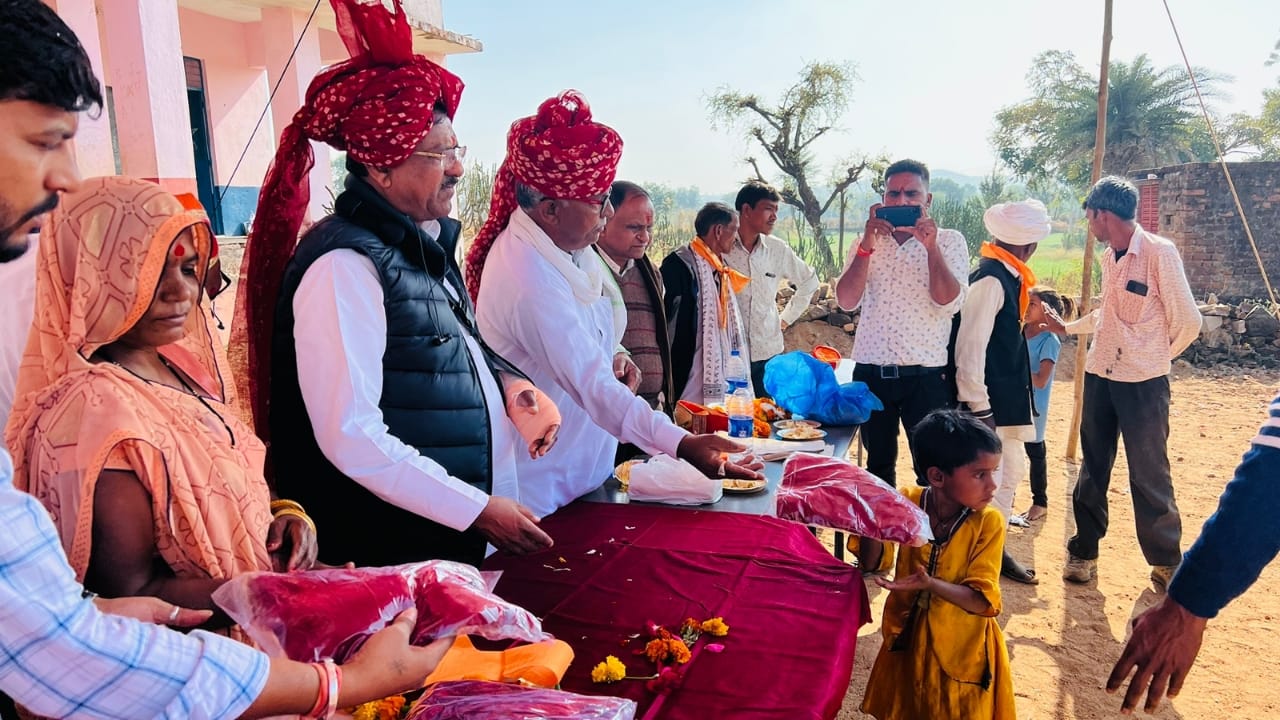  सलूंबर विधानसभा के सराडा एवं सलूंबर ब्लॉक में स्वेटर वितरण