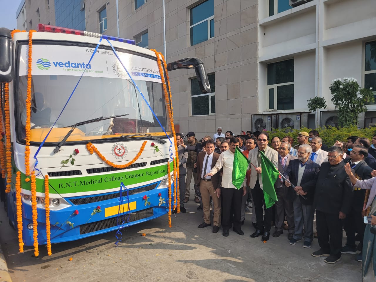 हिन्दुस्तान जिंक द्वारा आरएनटी मेडिकल काॅलेज को ऑन्कोलॉजी वाहन भेंट