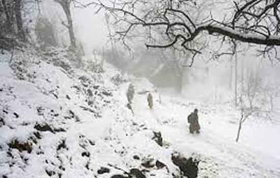 बारिश और बर्फबारी के बाद कश्मीर में शीतलहर हुई तेज