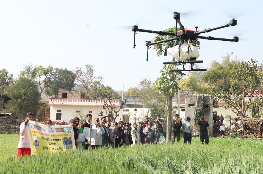  स्मार्ट गांव मदार मे ड्रोन द्वारा नैनो यूरिया छिड़काव का सजीव प्रदर्शन 