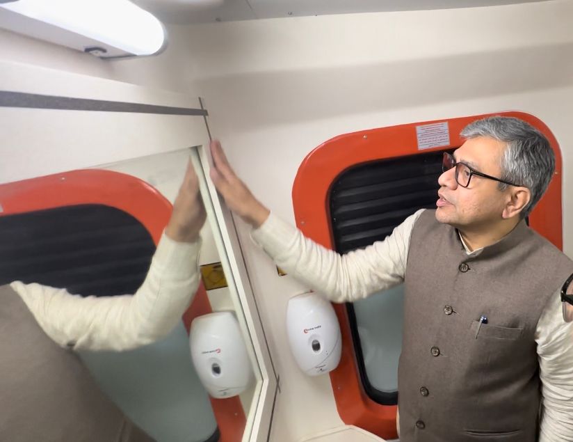 रेलमंत्री अश्विनी वैष्णव ने माडीफाइड टायलेट सुविधाओं का जायजा लिया