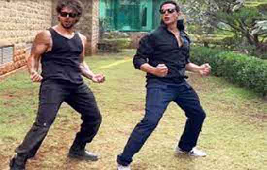अक्षय कुमार ने टाइगर श्रॉफ के साथ मैं खिलाड़ी गाना पर किया डांस