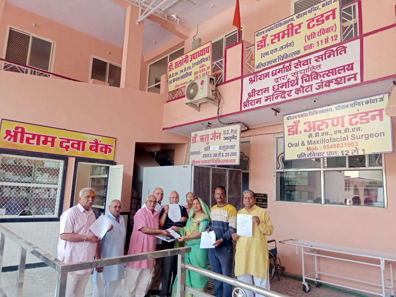 कोटे से स्वीकृति के बस के कागज राम मंदिर अध्यक्ष को